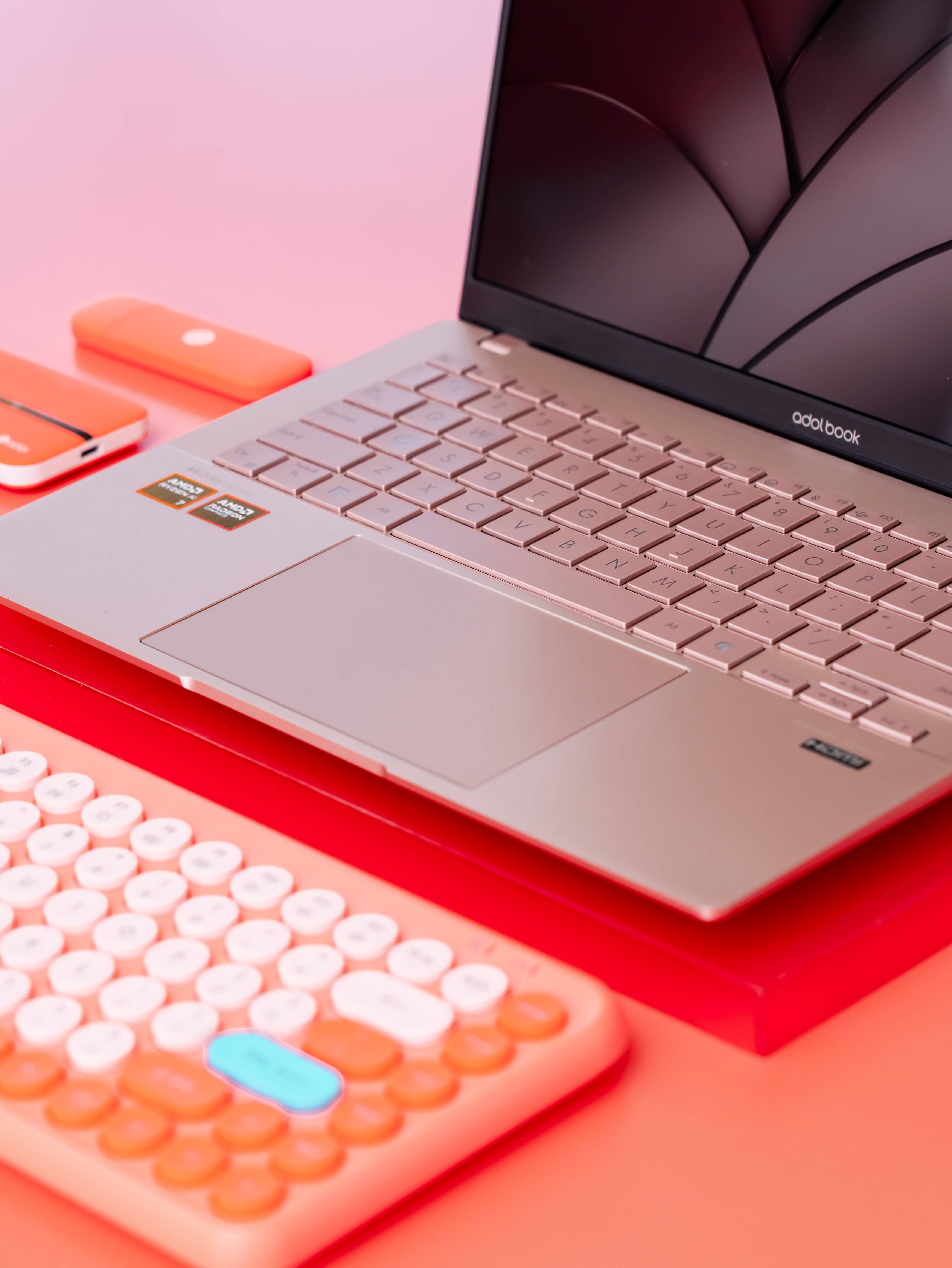 这一次,满足所有男生女生的粉色幻想给大家升级了全机身金属材质.