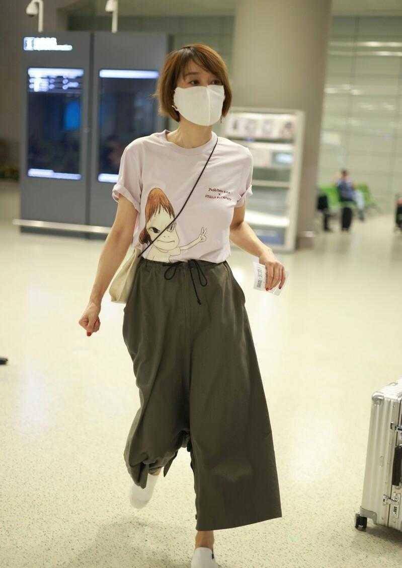 马伊琍穿搭真的很随意穿卡通t恤配阔腿裤不说以为是路人