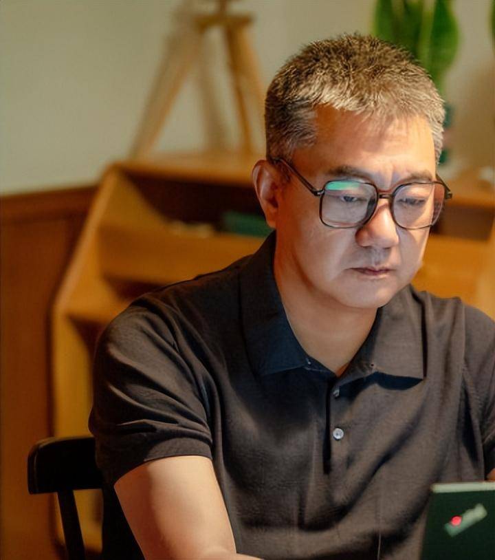 演员董永:离异后恐婚十年不娶,被哥嫂逼去相亲,47岁意外喜当爹