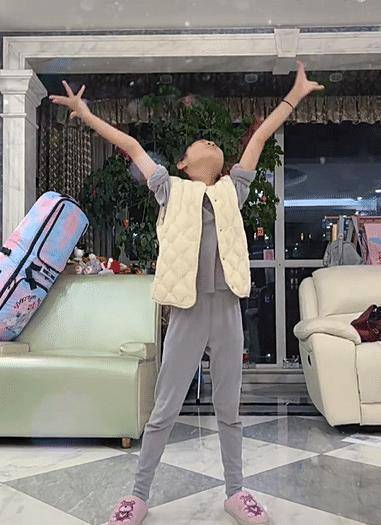 原创李小璐晒女儿跳拖鞋舞甜馨秋衣配马甲瘦成竹竿超像贾乃亮