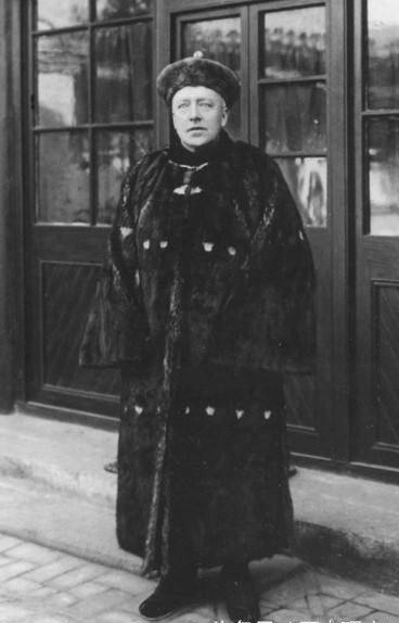 庄士敦给溥仪起了一个英文名字,叫亨利,溥仪挺喜欢,有时候会逼着太监