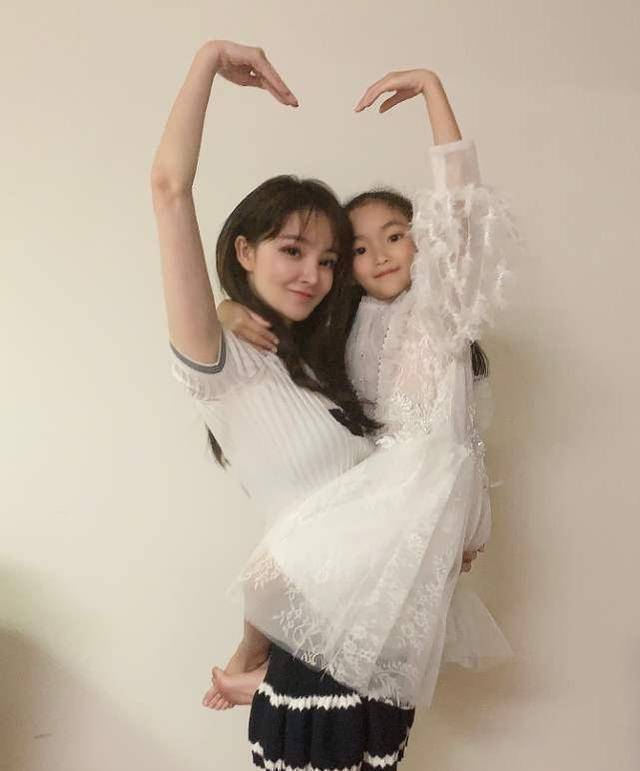 原创女演员刘雨欣病愈后首次爆照抱着女儿嘟嘴摆拍