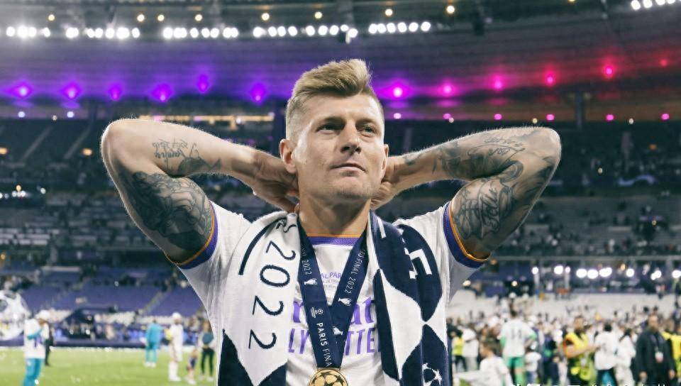 原创皇马官宣克罗斯续约1年足坛第一左后卫空降伯纳乌拜仁好难