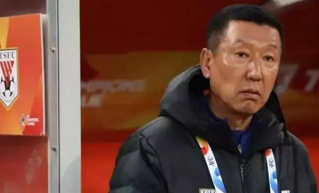 就想黄健翔说的,不如把蒋圣龙退到前锋线,边路起球砸.