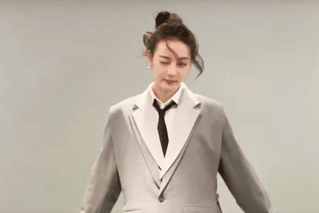 热巴拍宣传片秀一字马,未p图筷子腿优越,自嘲是"学姨"笑得好傻