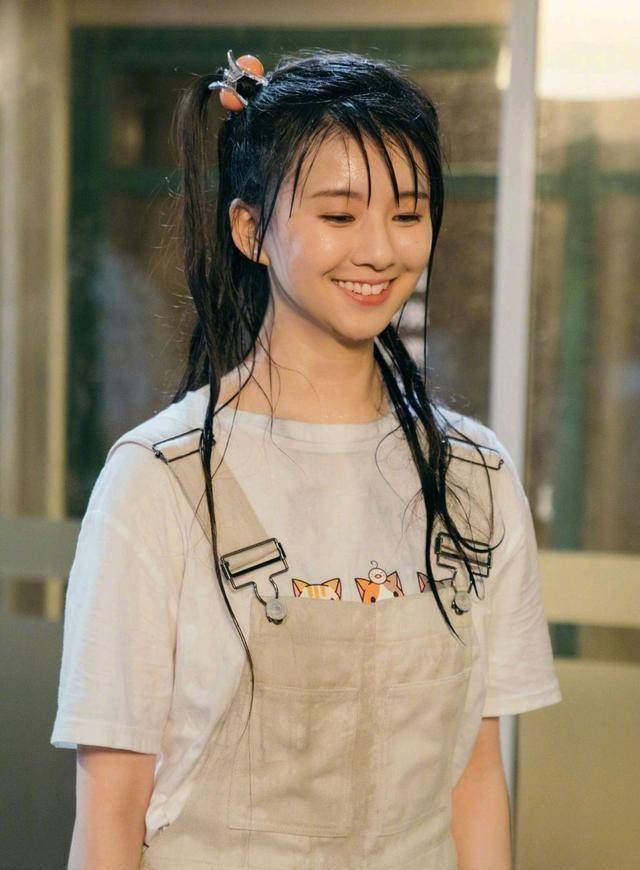 原创原创12月31日跨年杨丽萍罕见提小彩旗要合作演出称呼有含义