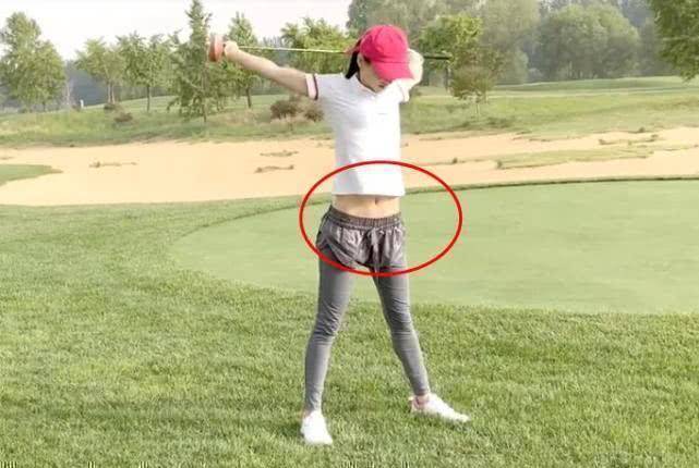 黄圣依打高尔夫"马甲线"抢镜,生两个儿子,一条妊娠纹也没有?