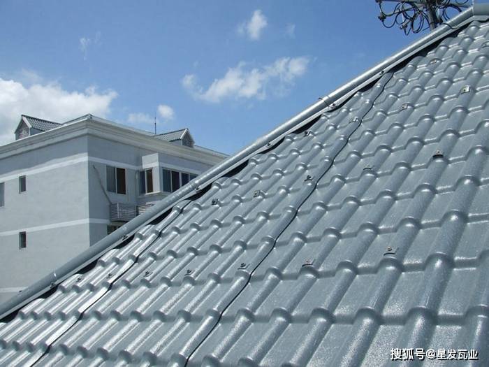 树脂瓦具有出色的防晒隔热性能,能够有效阻挡烈日的直射,降低屋顶温度