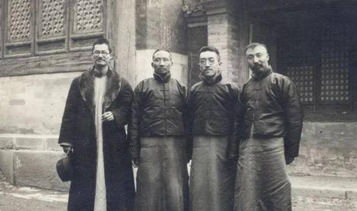 的胡适,也有积极倡导使用白话文的鲁迅,有梳着大辫子拥护帝制的辜鸿铭