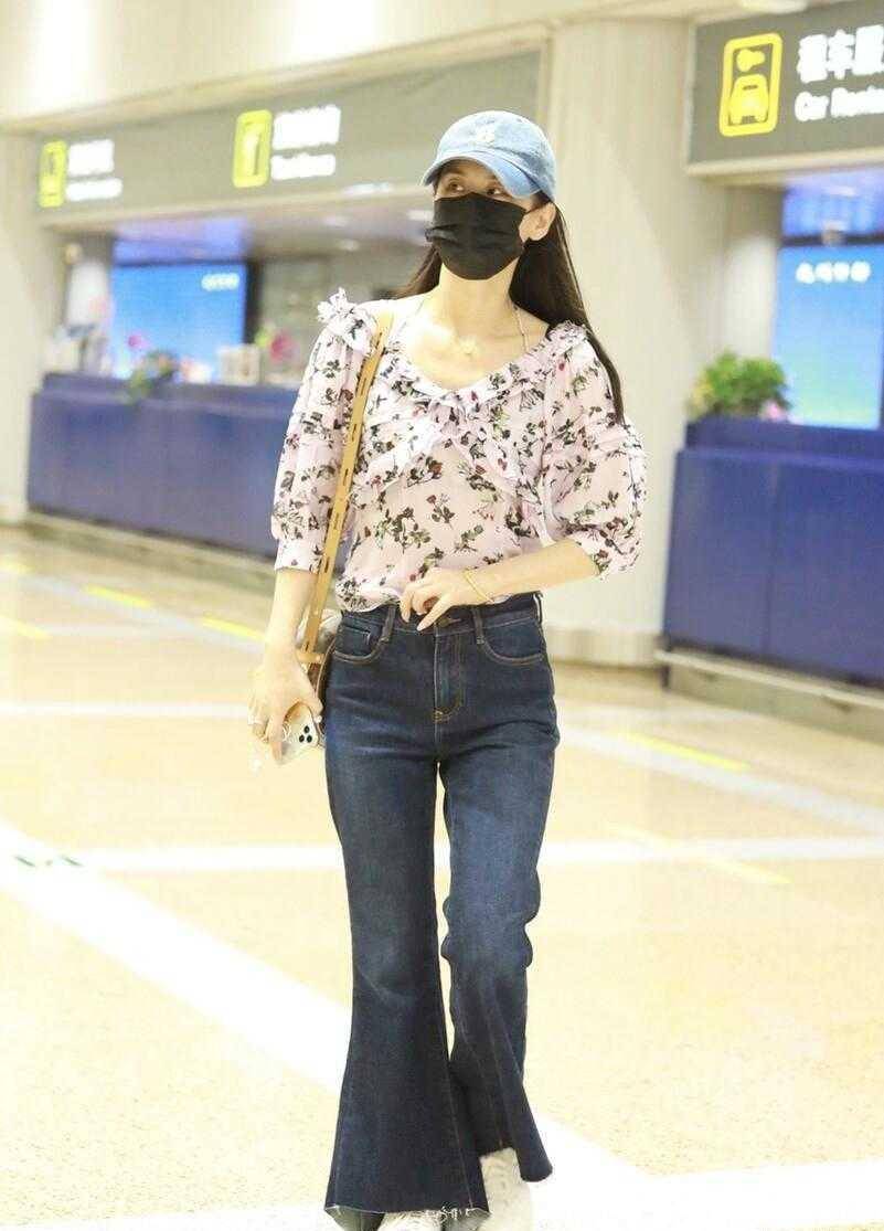 黄圣依在下半身搭配了一款喇叭腿的牛仔裤,喇叭腿的版型每隔几年就会