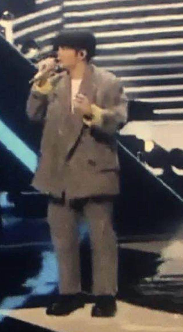 但是可能是由于拍摄角度的问题,原本身材高大的李荣浩被拍成了五五