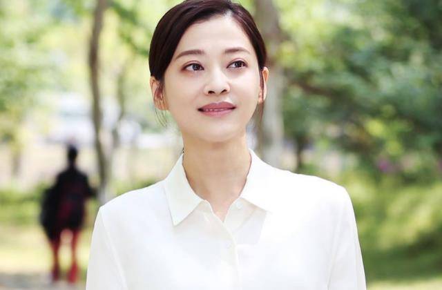 朱时茂26年前的春晚有谁注意到他旁边那女生了如今成为超级巨星