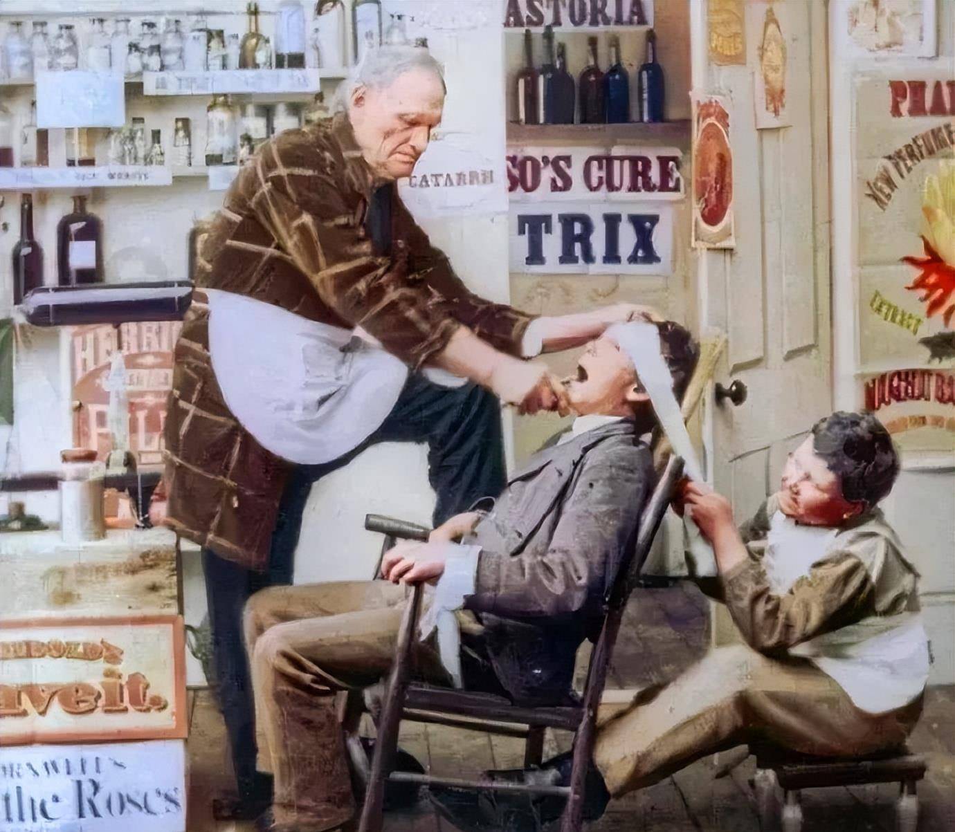 原创过目难忘的瞬间苏联女兵给德军拔牙赫本抽着烟烫头发穿女装的裕仁