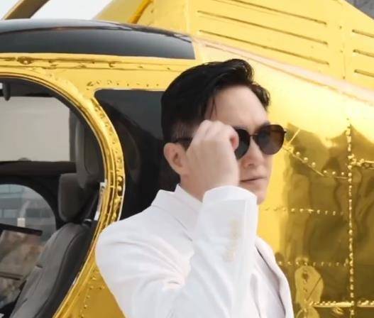 袁咏仪夫妇拍大片张智霖坐直升机出场超帅气结婚20年眼神太真实