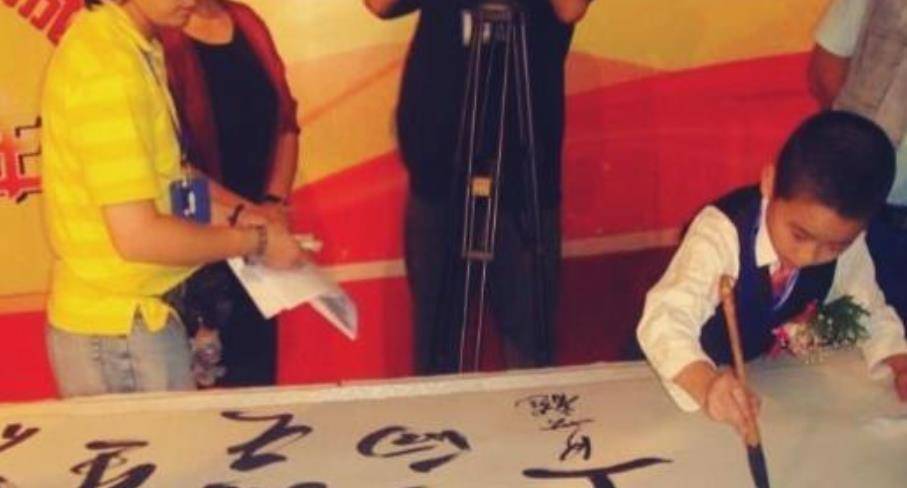 原创书法神童何世龙11岁四字卖出11万如今直播为何被骂骗子