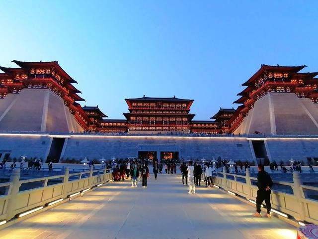 苏苏是河南本地人,从事旅游行业很多年了,对河南非常的了解,给我们