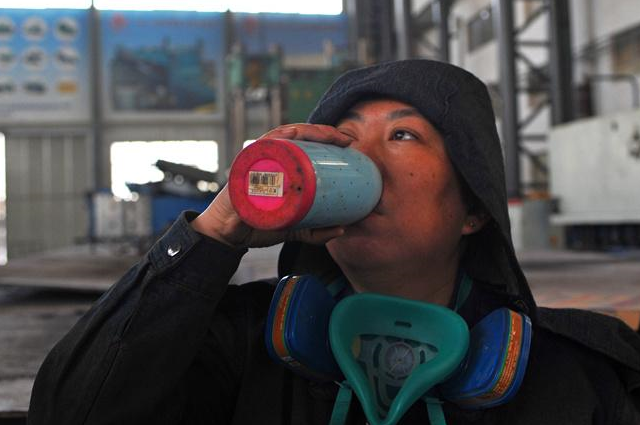 安琪在平凡中用焊花创造美丽人生