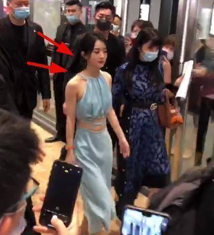 赵丽颖这次活动行程是公开的,为自己代言的手表品牌站台,周围挤满了