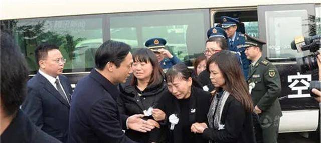 她是中国首个战机女飞行员,年仅30岁逝世,父母:交给党不后悔_余旭