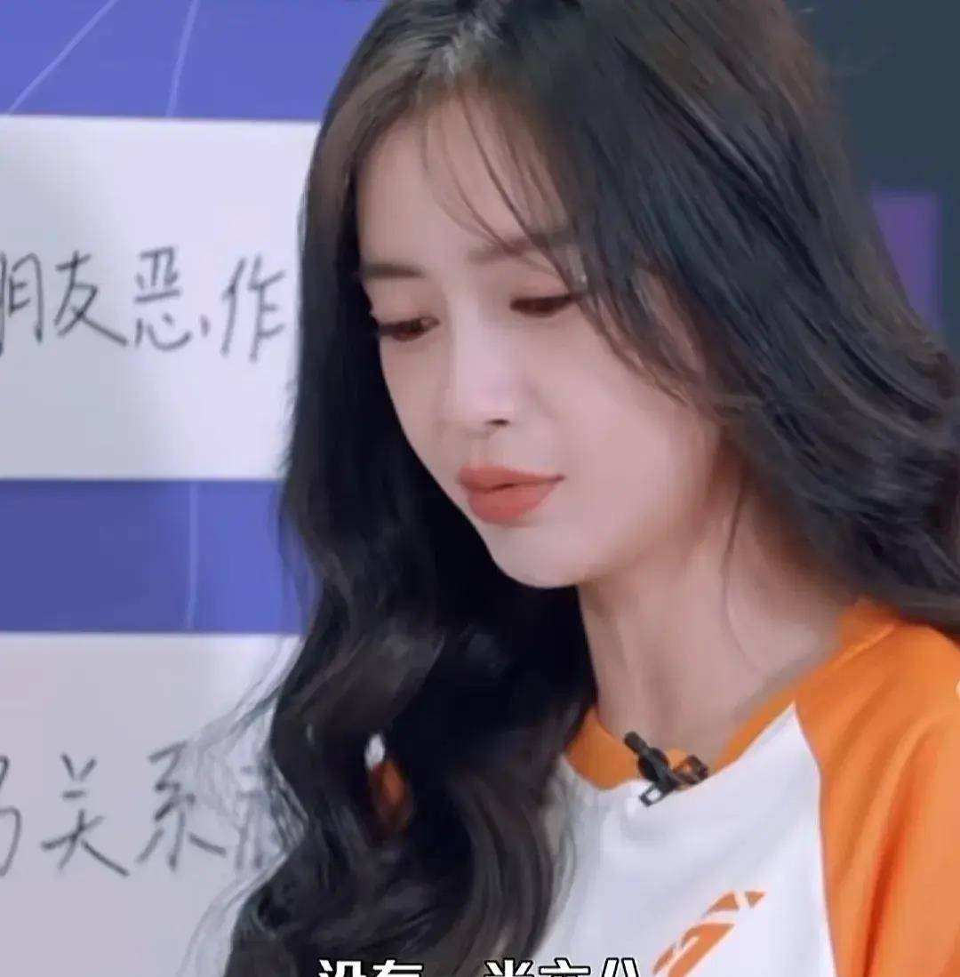 原创杨颖重新复出瘦不少和杨超越热聊一路上被漂亮粉丝追着拍