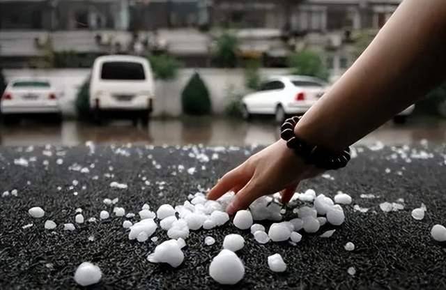 原创义乌突降鸡蛋大冰雹路上多辆车窗被砸穿威力为何这么大