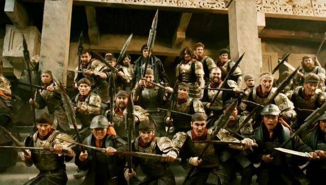 其弓弩手先络膊,将刀棒自随,即与战锋队齐入奋击.