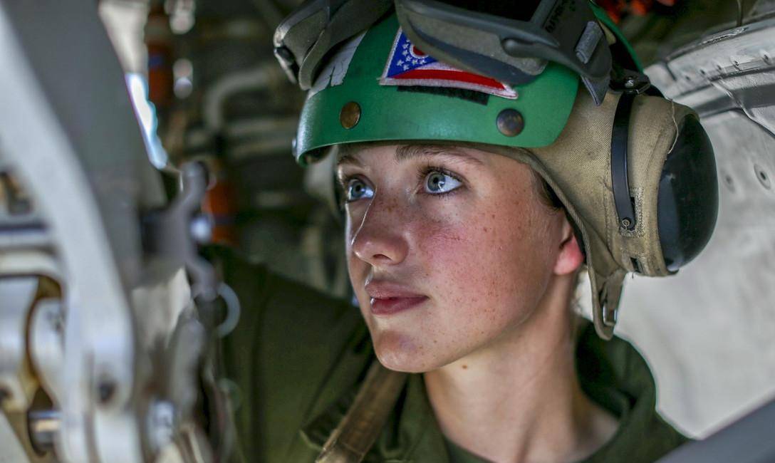 开军舰,修f-35,吃毒蛇……揭秘现代美军中的女兵生活!