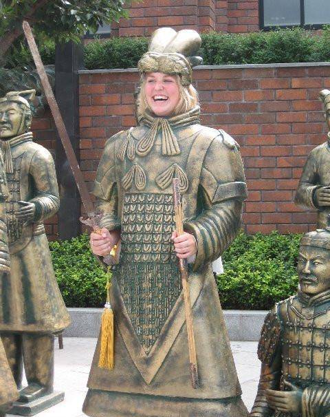 太痴迷!这名德国大学生竟自制仿真秦俑服跳进兵马俑坑,真假难辨