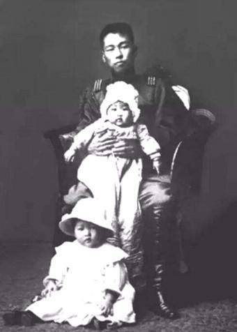 众所周知,民国时期最著名的"父亲"莫过于宋氏三姐妹的父亲宋耀如了