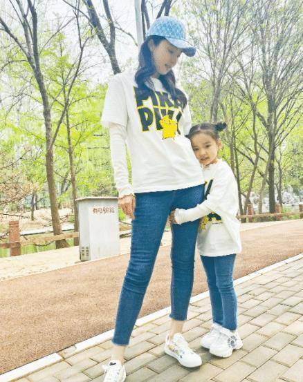 高云翔一时糊涂失去了幸福的小家庭,好在董璇足够坚强,女儿也被她培