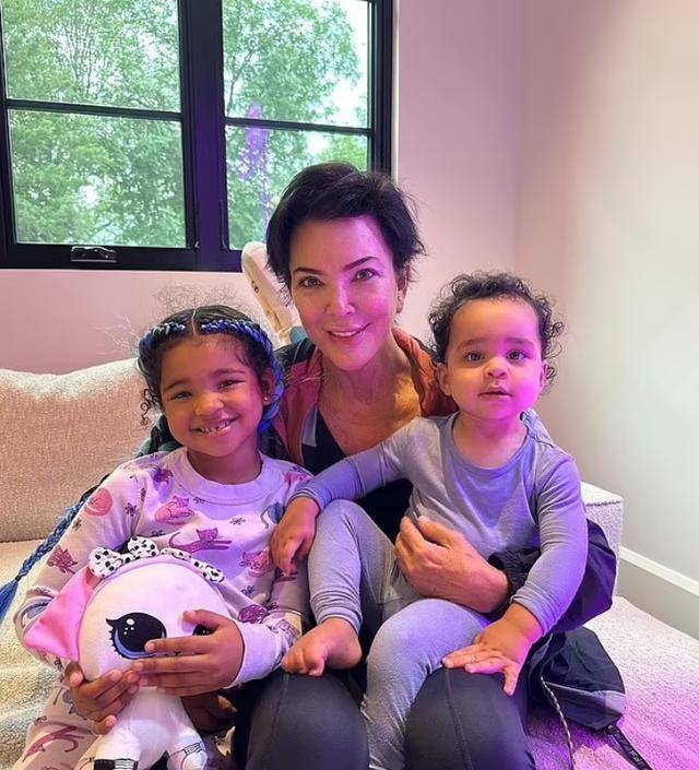 卡戴珊家族之繁衍与财务困境13个孙辈让老詹娜陷入送车破产风波