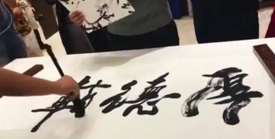 原创书法神童何世龙11岁四字卖出11万如今直播为何被骂骗子