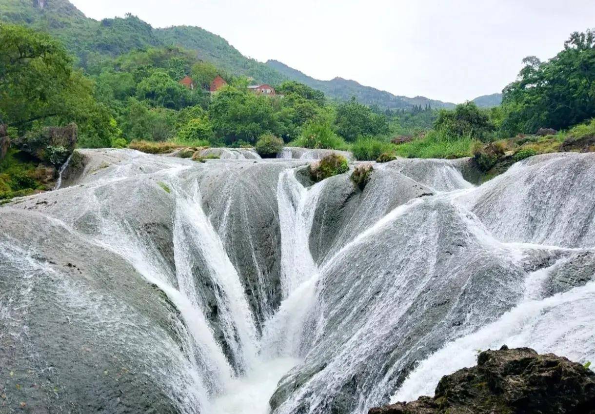 天星桥景区是又石林,瀑布,峡谷,溶洞,水上石林等典型喀斯特地貌组成的