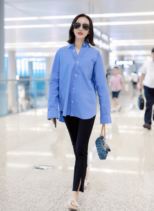 原创王鸥当妈后剪了齐肩发穿蓝衬衫小黑裤走机场41岁美出新高度