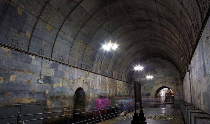 实拍万历皇帝地宫:深入地下27米,即使炎热夏季依旧阴气森森_定陵_后殿