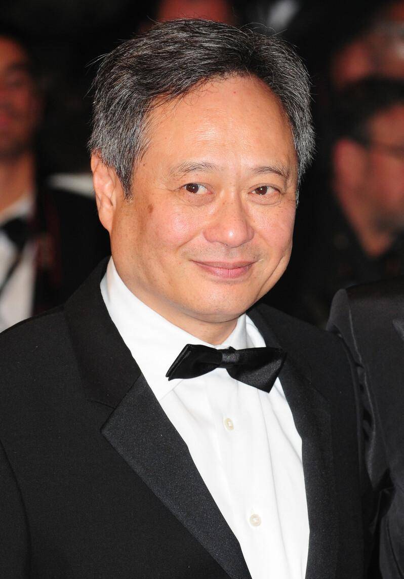 一行人来到上海的"苏浙汇"吃饭.