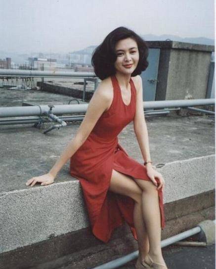 关之琳不仅脸长得好,还有她的身材高挑,体态婀娜,而且前凸后翘,女人味