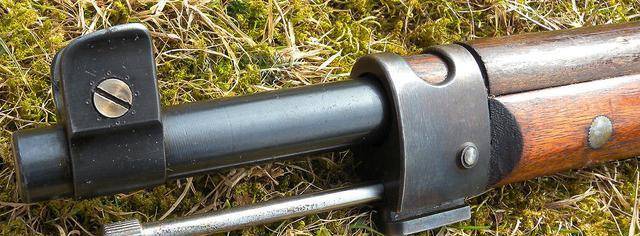 1·他不使用光学瞄准镜瞄准,只使用sako m/28-30的机械瞄准具.