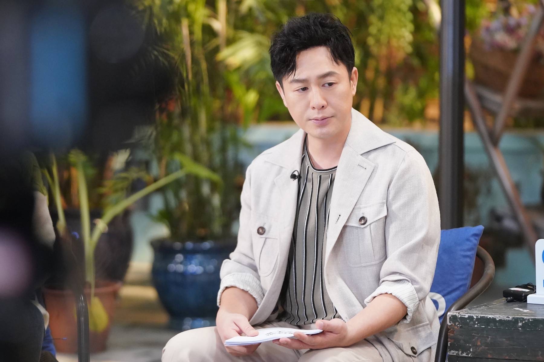 二,娱乐问答:6,邓为后面有云秀行主创群封的红秀杂志,物料已拍.