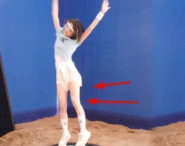 原创张雪迎现身片场运动鞋暴露真实身高这下没人说她柯基腿了