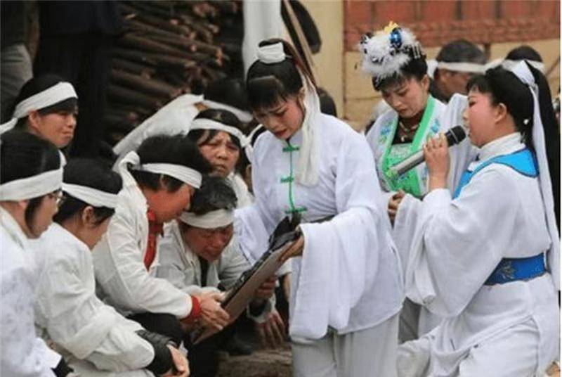 原创哭灵人武慧霞靠哭丧发家每哭一场赚700元村民还要脸吗