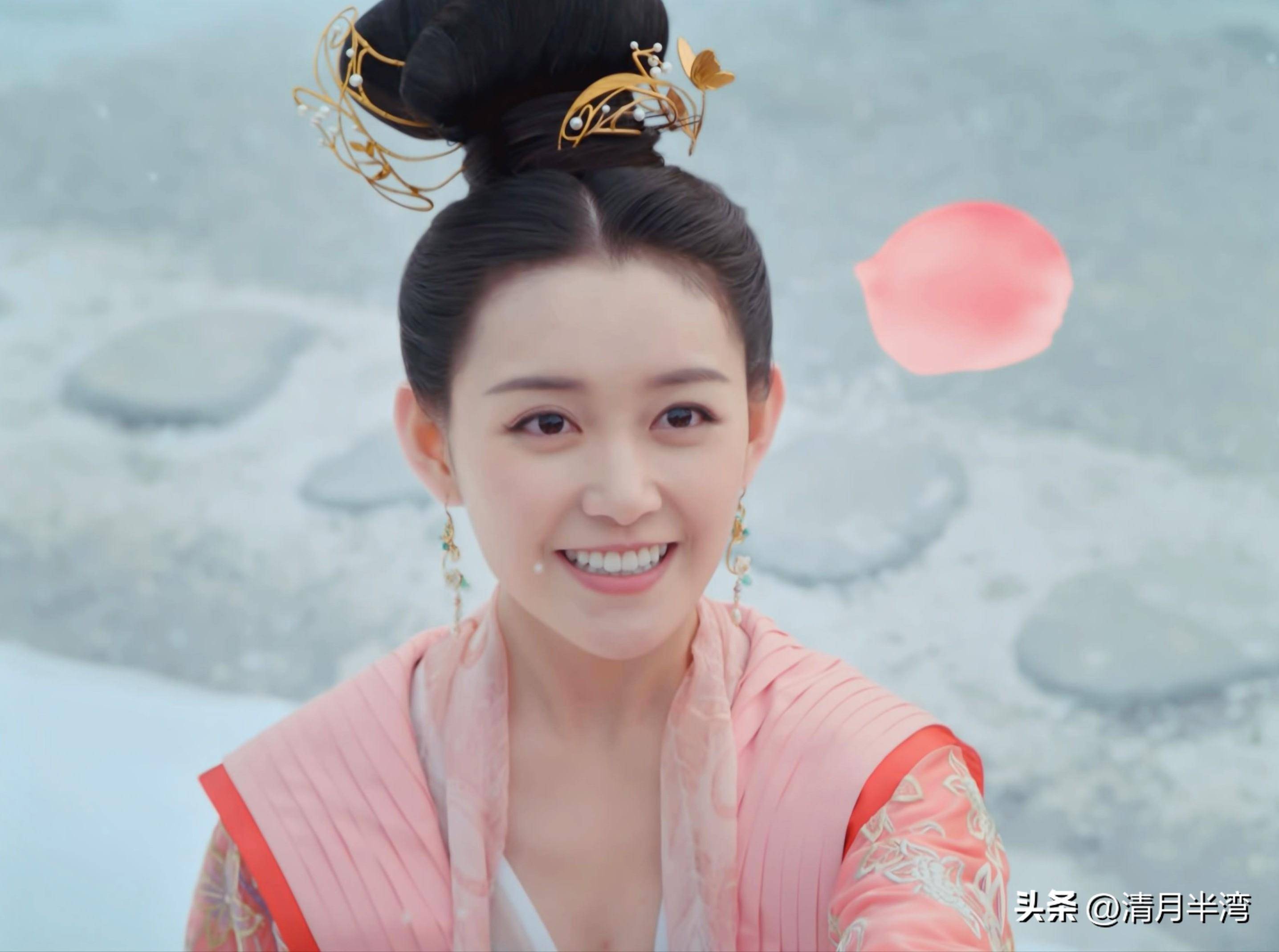 同样的"换脸"对比,还有2023年《三千鸦杀》里的蒋依依与赵露思