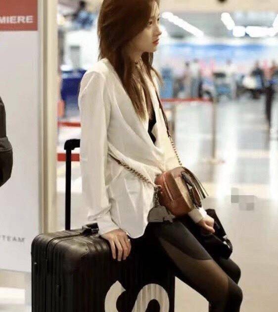 关晓彤把无痕裤带火了坐行李箱上凹造型腿长18的视觉感