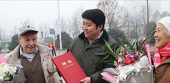 原创郑州小伙宋杨报答英国房东将其接回国养老老人希望葬在中国