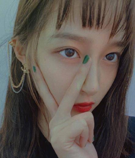 关晓彤晒自拍,戴3000块金耳环壕气十足,"迷之角度"引热议