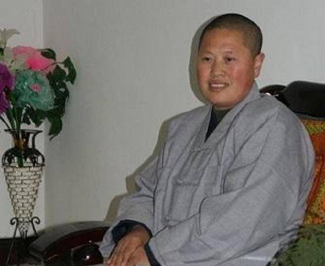 为了去探寻困惑内心问题的答案而愿意遁入空门,她就是智宏法师