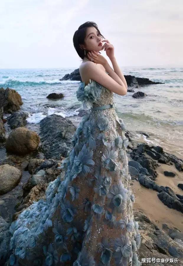 关晓彤海边回眸,蓝裙锁骨美背,眼神温柔动人.