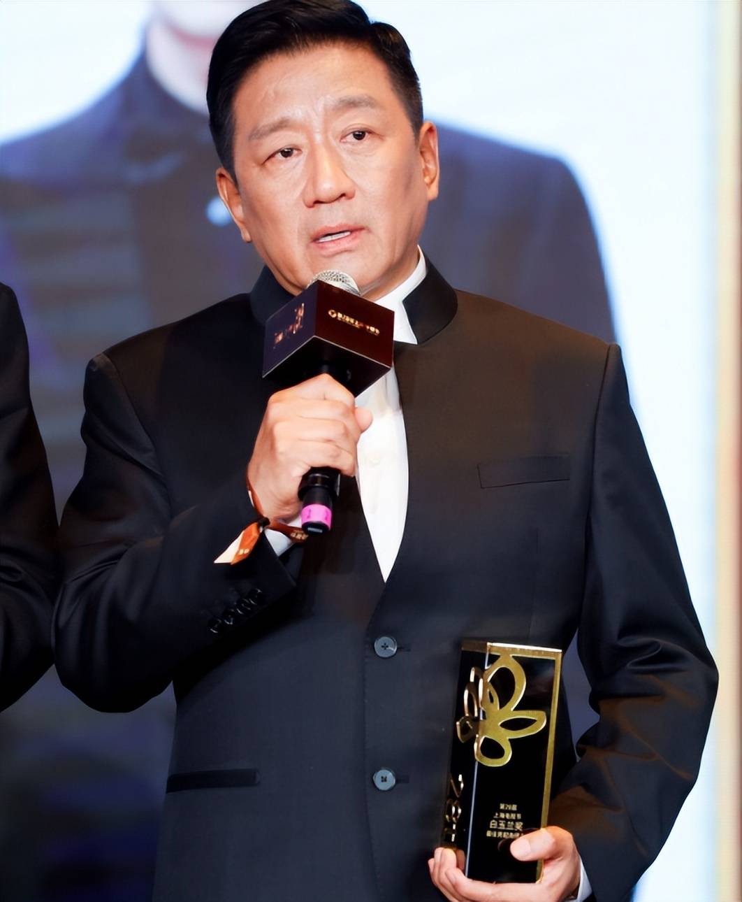 原创老戏骨丁勇岱对妻子一见钟情相爱38年零绯闻如今儿子成唯一心病