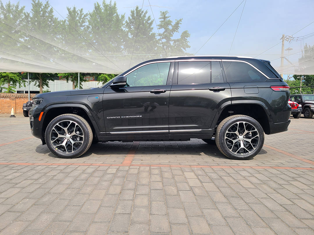 新款大切诺基降价20万元!巅峰版版54.99,远峰版46.