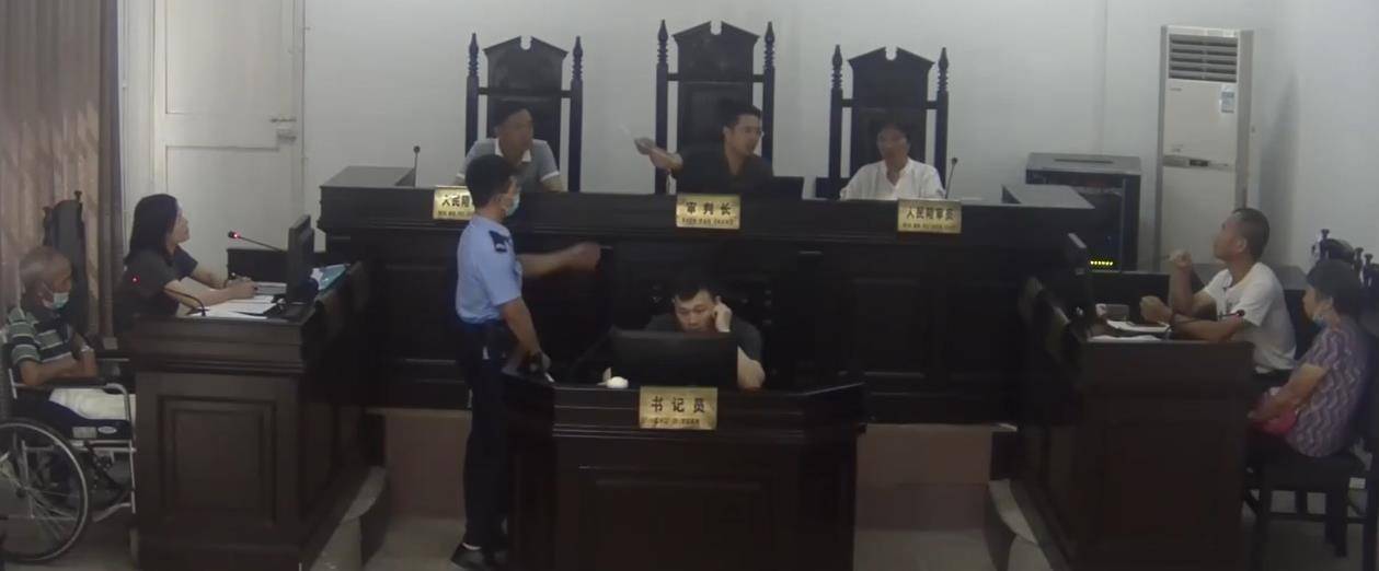 06年姐姐将老屋卖给残疾弟弟,14年后因拆迁反悔,弟弟气得丢了命_刘晚